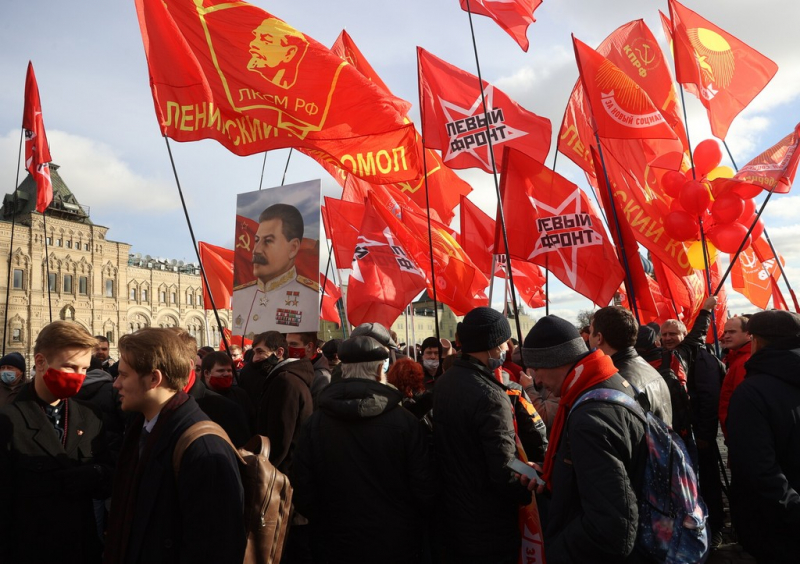 Коммунисты возложили цветы к мавзолею в годовщину революции