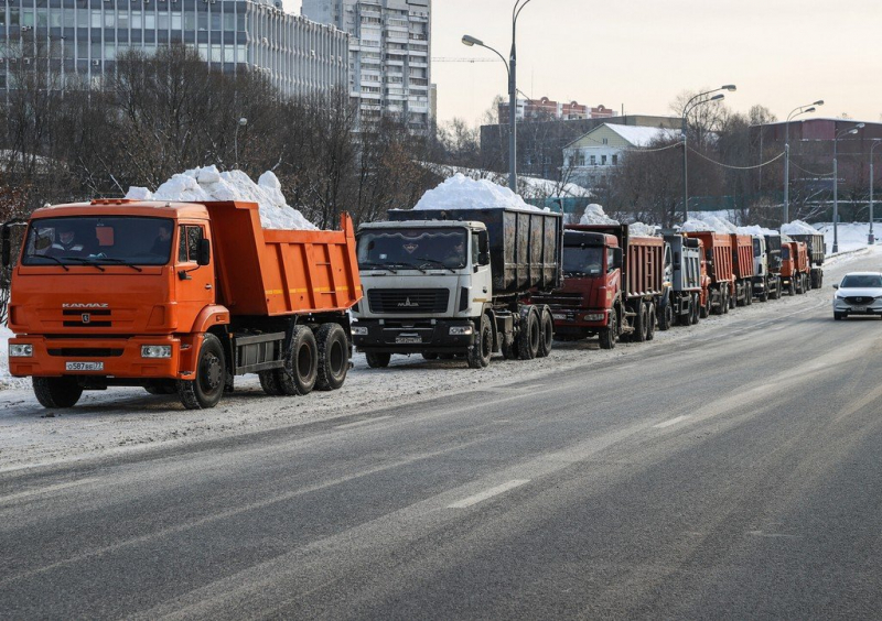 Никогда такого не было и вот опять: Москву накрыл небывалый снегопад 