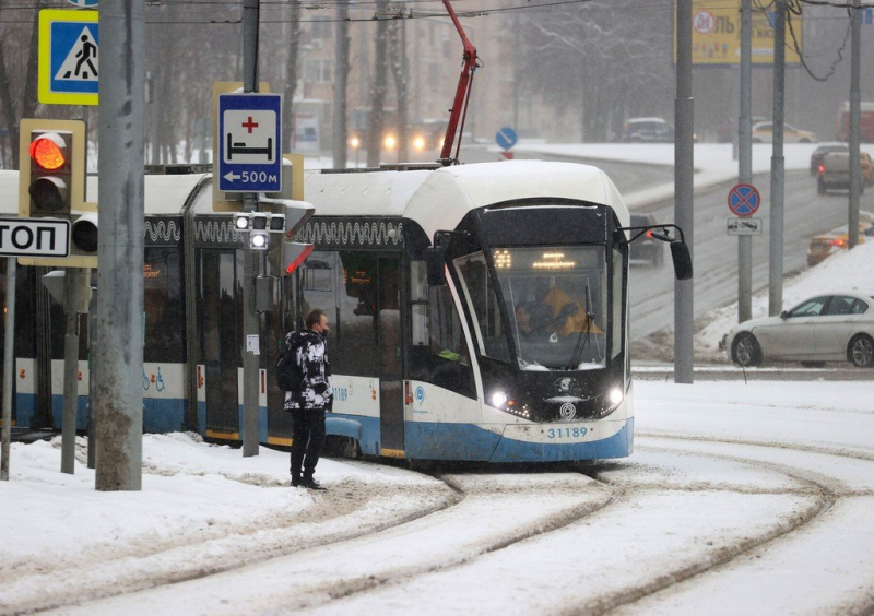 Никогда такого не было и вот опять: Москву накрыл небывалый снегопад 