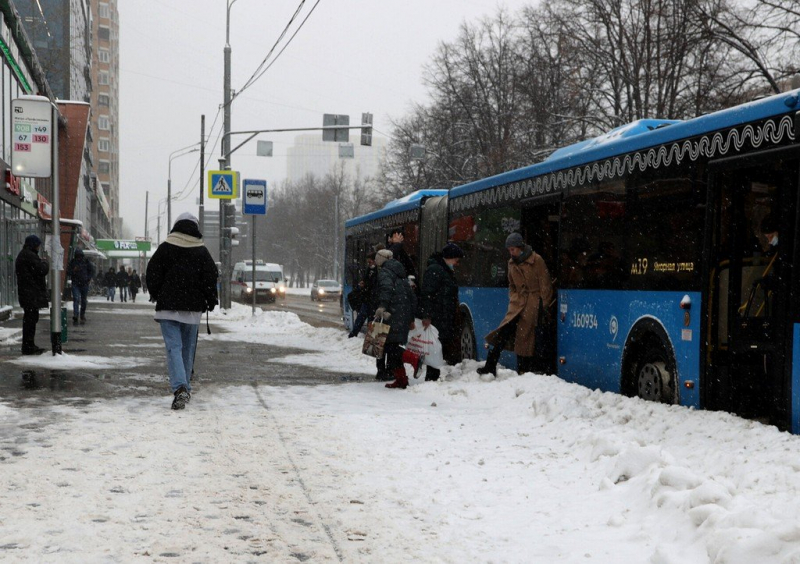 Никогда такого не было и вот опять: Москву накрыл небывалый снегопад 