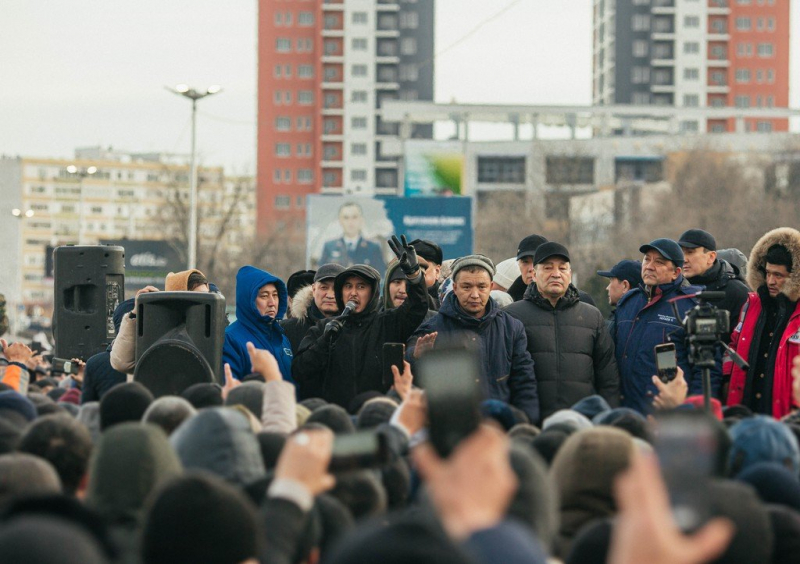 Казахстан в огне: в республике вспыхнули массовые акции протеста